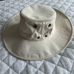 Tilley cotton canvas wanderer hat, size 7. Excellent condition.